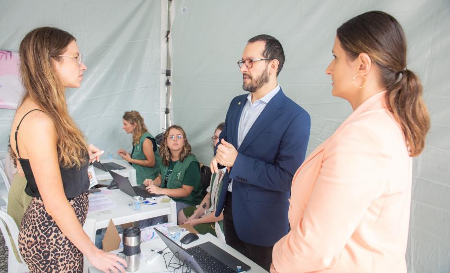 Imagem horizontal colorida em que aparecem defensores públicos conversando sobre os atendimentos realizados no Mutirão.