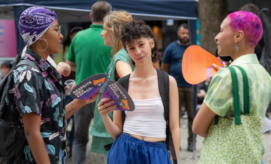 Imagem horizontal colorida em que aparecem três jovens trans atendidos pelo Mutirão da DPE-PR