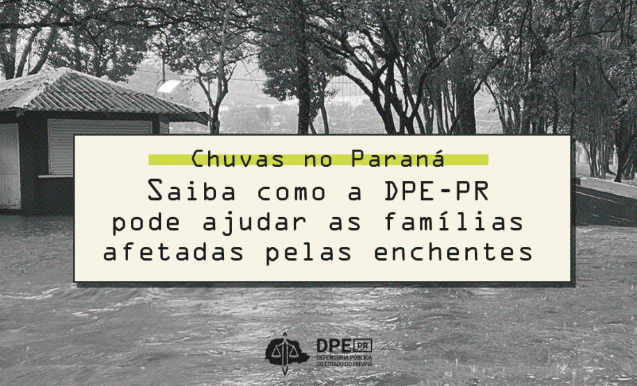 A imagem em preto e branco mostra uma rua alagada devido às fortes chuvas. A água toma conta do espaço, cobrindo parte do meio-fio e avançando sobre a calçada. No fundo, há árvores de galhos longos e um pequeno quiosque com telhado de telhas, parcialmente cercado pela enchente. O céu está encoberto, reforçando a sensação de um dia chuvoso. No centro da imagem, sobre uma faixa clara em destaque, há um texto informativo com o título da matéria.