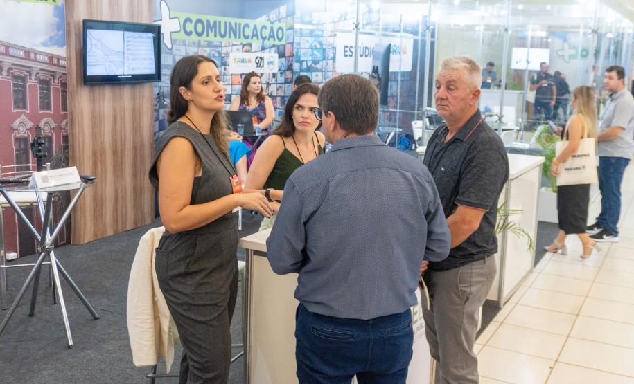 Imagem colorida mostra o estande da Defensoria no evento Paraná Mais Cidades, em FOZ do Iguaçu.