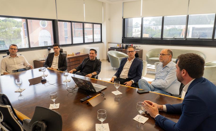 Imagem horizontal colorida mostra reunião na Defensoria com Secretario Alex Canziani.