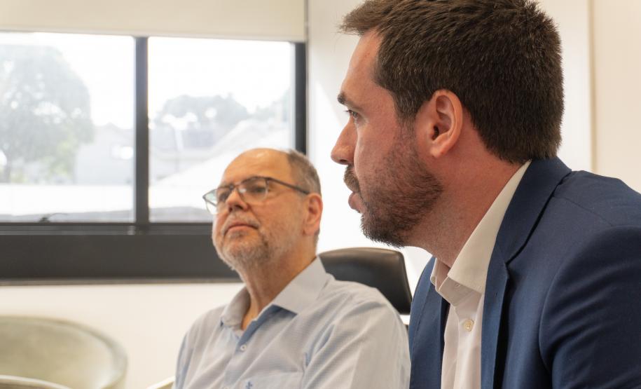 Imagem horizontal colorida mostra DPE Matheus Munhoz com Secretario Alex Canziani.