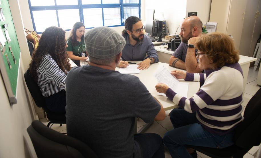 Imagem horizontal colorida em que se vê a equipe do CENSE em reunião com a equipe da DPE-PR.