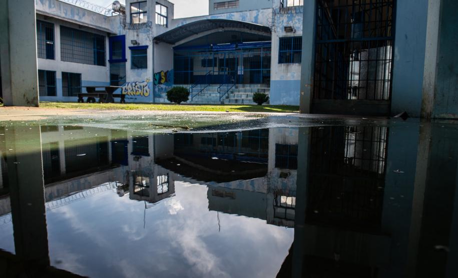 Imagem horizontal colorida em que se vê o pátio da unidade de socioeducacional.