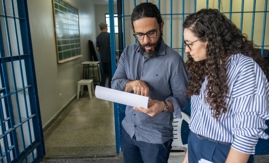 Imagem horizontal colorida em que se vê a equipe da DPE-PR fazendo inspeção em unidade socioeducativa.