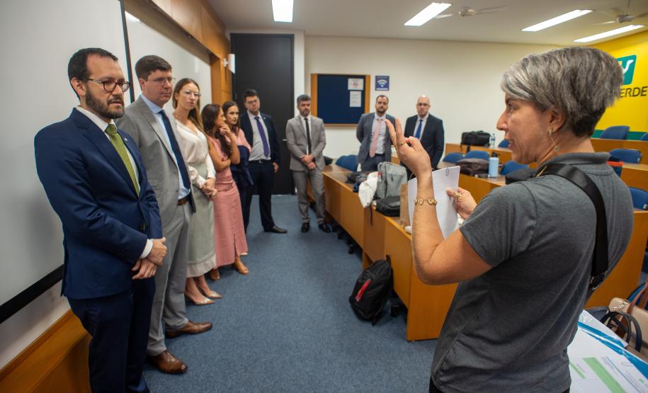 Imagem horizontal colorida em que se vê os examinadores da banca da Prova Oral do V Concurso para Defensor(a) Público(a) recebendo orientações antes do início do certame.