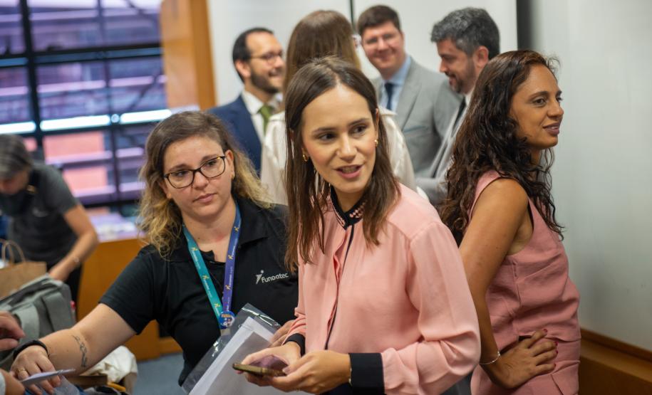 Imagem horizontal colorida em que se vê membros da banca examinadora pouco antes do início da Prova Oral do V Concurso para Defensor(a) Público(a) do Paraná.