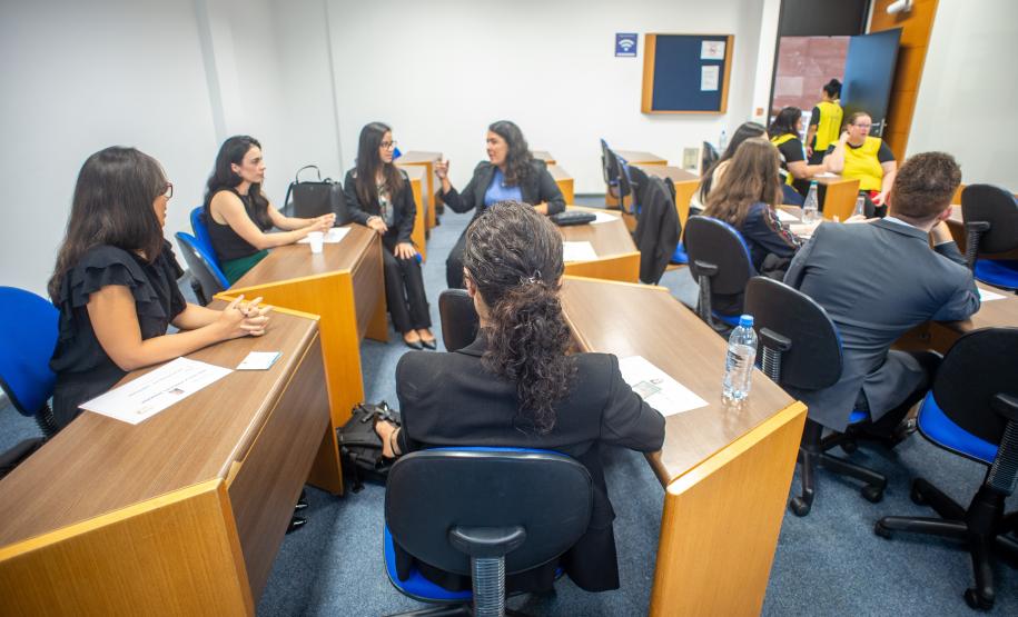 Imagem horizontal colorida em que se vê os candidatos aguardando o início da Prova Oral do V Concurso para Defensor(a) Público(a) do Paraná.
