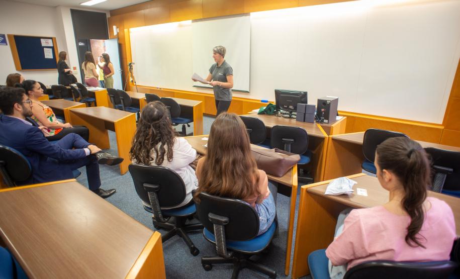 Imagem horizontal colorida em que se vê o sorteio dos temas para Prova Oral do V Concurso para Defensor(a) Público(a) do Paraná.
