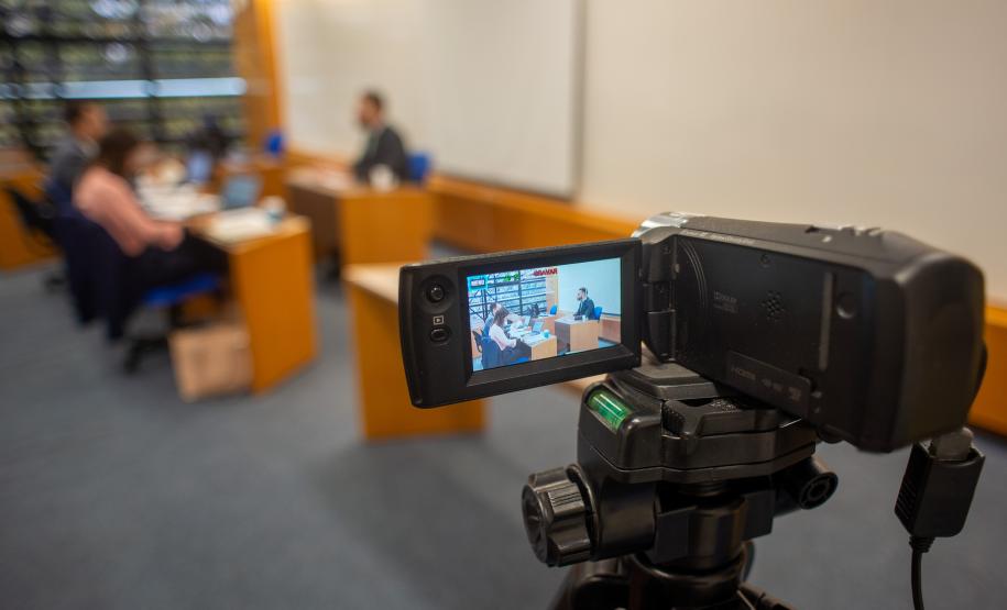 Imagem horizontal colorida em que se vê candidato realizando a Prova Oral do V Concurso para Defensor(a) Público(a) do Paraná.