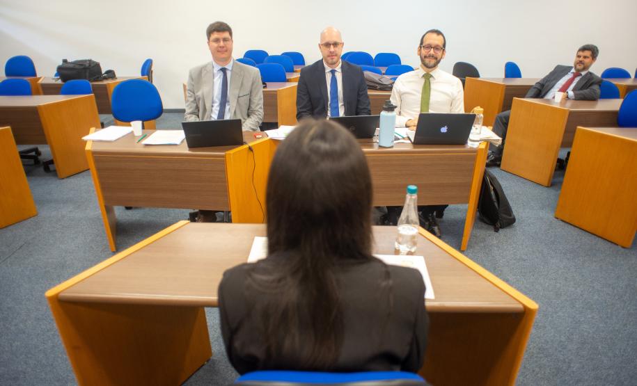 Imagem horizontal colorida em que se vê candidata realizando a Prova Oral do V Concurso para Defensor(a) Público(a) do Paraná.