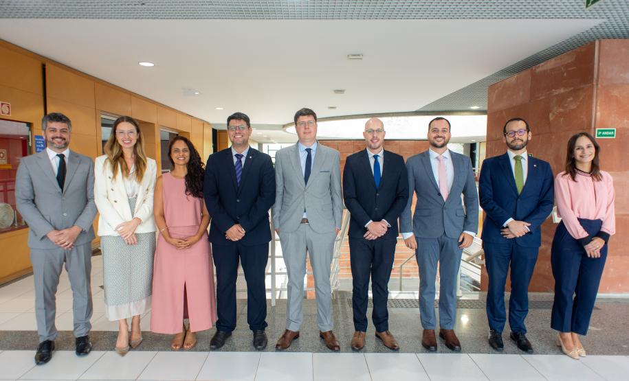 Imagem horizontal colorida em que se vê os membros da banca avaliadora da Prova Oral do V Concurso para Defensor(a) Público(a) do Paraná.