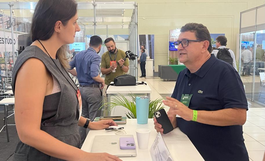 Imagem horizontal colorida em que se vê o estande da DPE-PR no evento Paraná Mais Cidades.