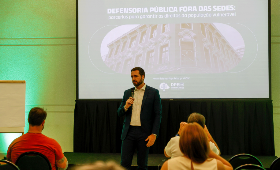 Imagem do Defensor Público-Geral da DPE-PR palestrando sobre a defensoria durante o evento "Paraná + Cidades"