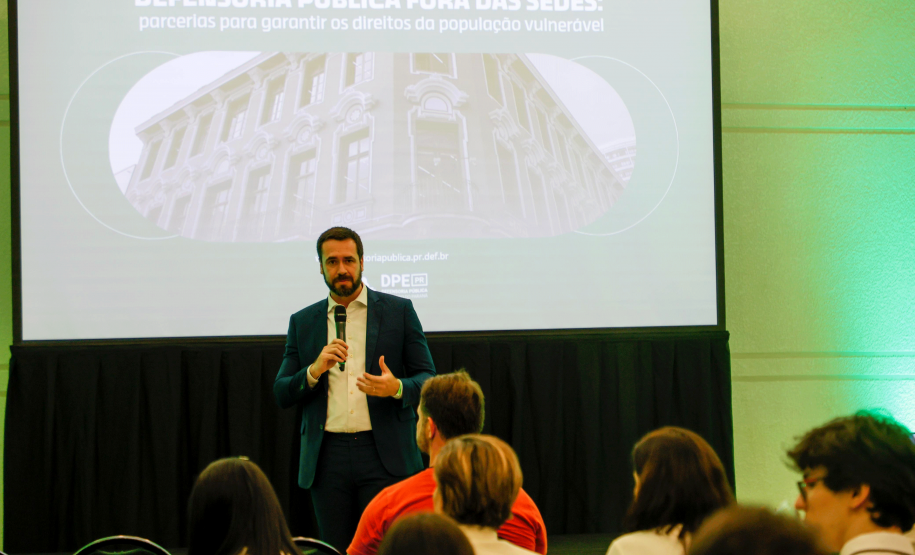 Imagem do Defensor Público-Geral da DPE-PR palestrando sobre a defensoria durante o evento "Paraná + Cidades"