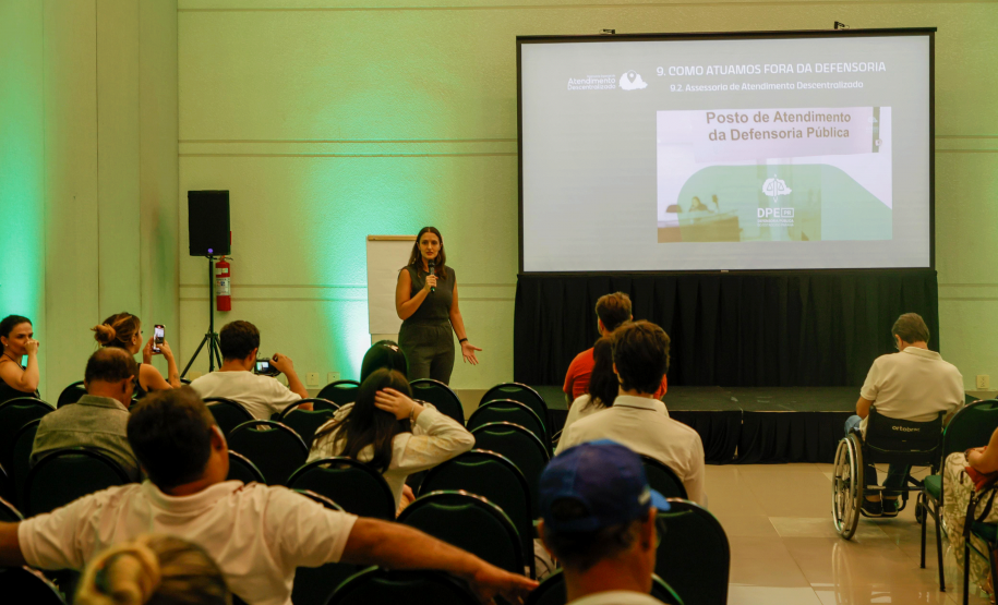 Imagem da defensora Mariana Mantovani palestrando sobre a defensoria durante o evento "Paraná + Cidades"