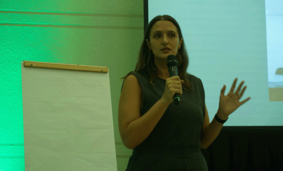 Defensora Mariana Mantovani palestrando sobre a Defensoria Pública no evento "Paraná + cidades"