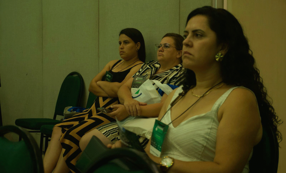 Pessoas assistindo a palestra sobre a Defensoria Pública no evento "Paraná + cidades"
