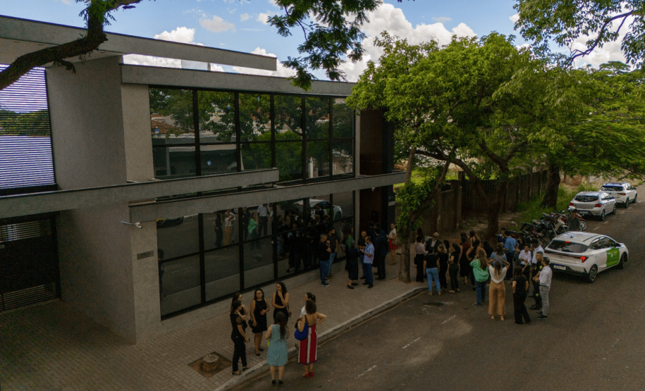 Fachada do novo prédio da Defensoria Pública do Estado do Paraná em Paranavaí, com estrutura moderna, paredes brancas e detalhes em vidro. Uma placa com o nome da instituição está na entrada.