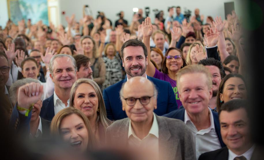 Imagem horizontal colorida em que se DPG Matheus Munhoz ao lado de autoridades durante o lançamento do Projeto Ampara.