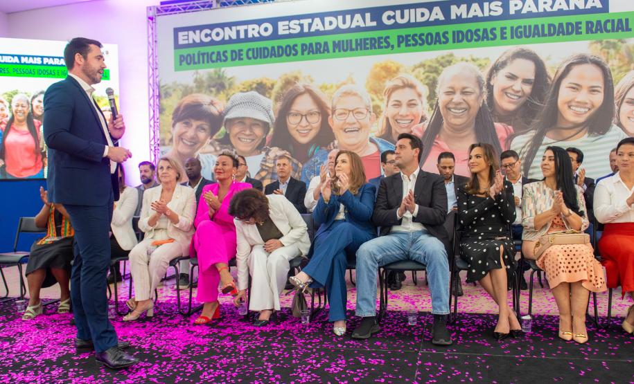 Imagem colorida em que se vê o DPG Matheus Munhoz fala durante o lançamento do Projeto Ampara em evento no Palácio Iguaçu.