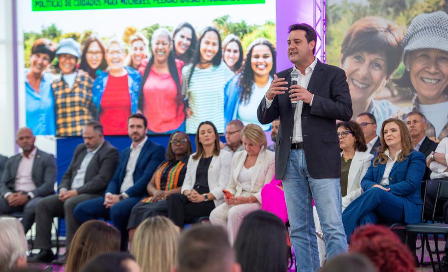 Imagem colorida em que se vê o governador Ratinho Júnior discursando no lançamento do Projeto Ampara no Palácio Iguaçu.