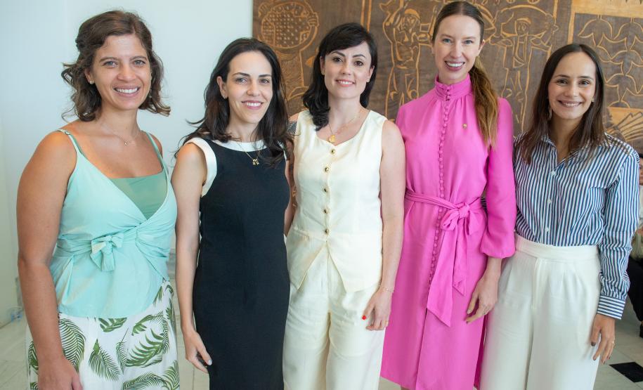 Imagem horizontal colorida em que se equipe da DPE-PR durante o lançamento do Projeto Ampara.