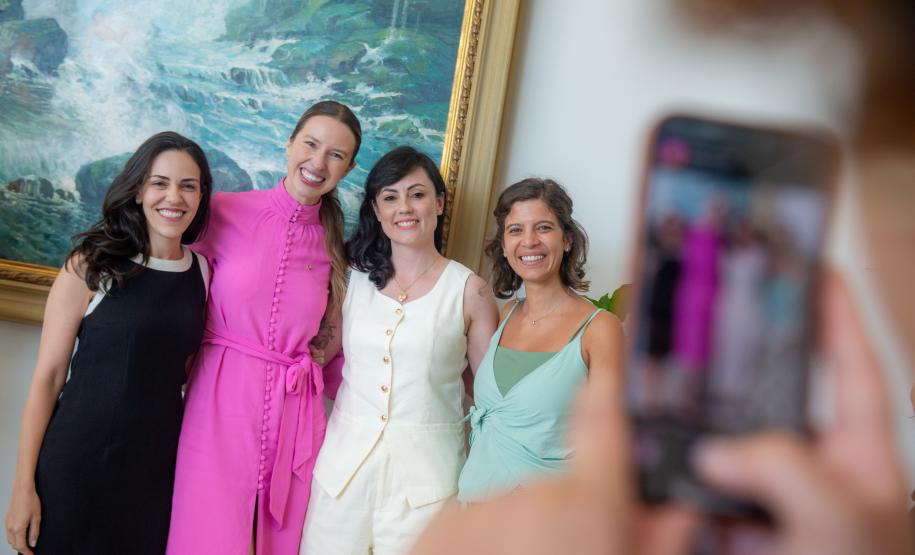 Imagem colorida em que se vê as Defensoras públicas responsáveis pelo Projeto Ampara no evento de lançamento no Palácio Iguaçu.