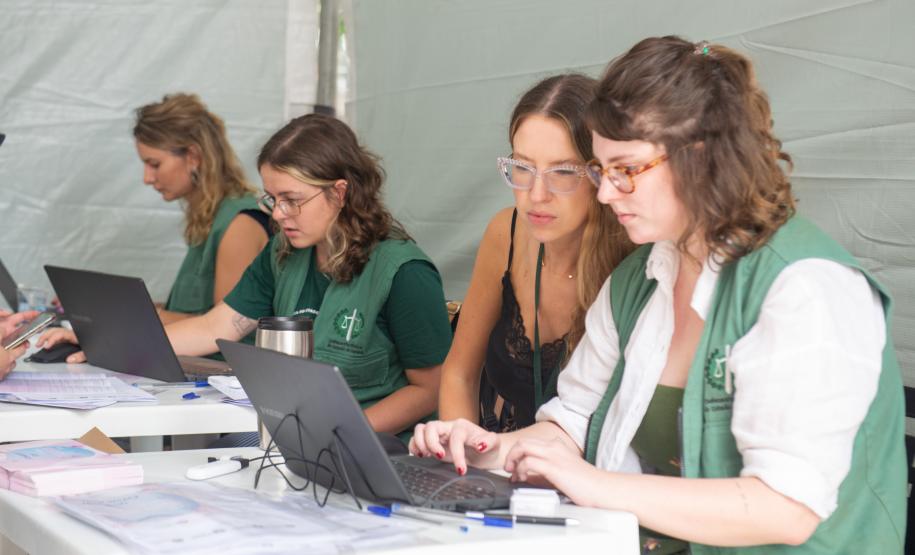 Imagem horizontal colorida mostra equipe da DPE-PR atuando em Mutirão.