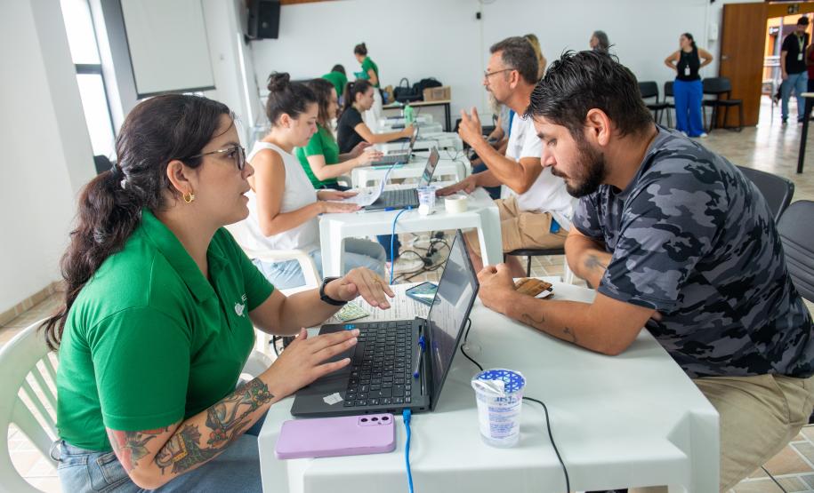 Imagem horizontal colorida em que os assistidos da Defensoria Pública sendo atendidos no mutirão de conciliação realizado em Santa Felicidade.