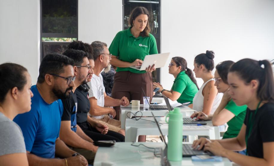 Imagem horizontal colorida mostra público assistido recebendo orientação jurídica da equipe da DPE-PR em Mutirão.