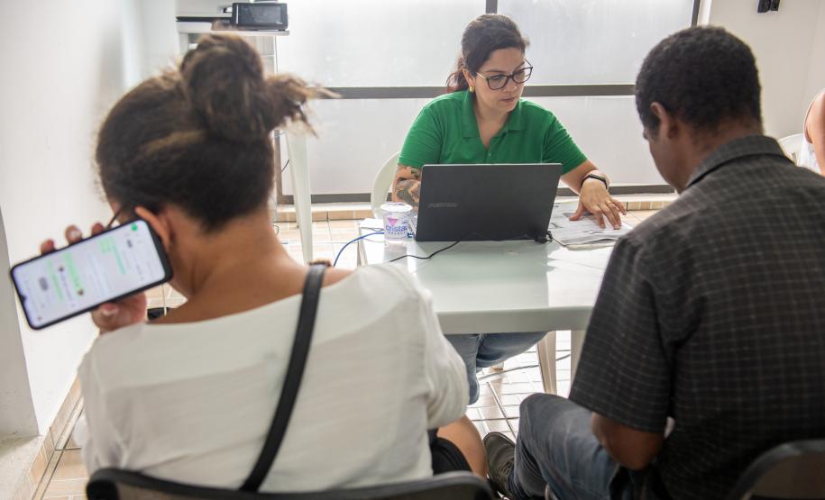 Imagem horizontal colorida em que se vê um casal assistido da Defensoria Pública no mutirão de conciliação realizado em Santa Felicidade.