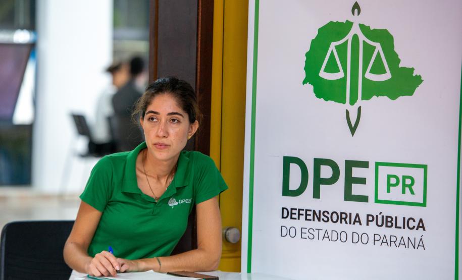 Imagem horizontal colorida em a recepção do mutirão de conciliação realizado em Santa Felicidade.
