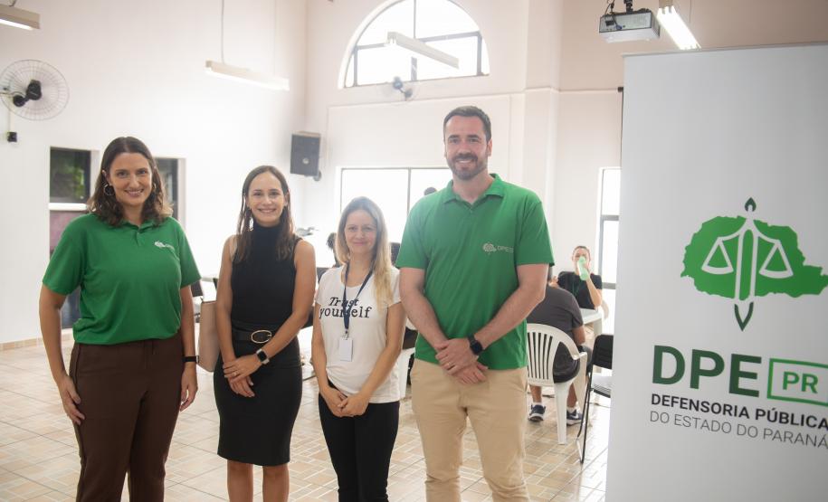 Imagem horizontal colorida em que se vê autoridades da Defensoria Pública posando durante o mutirão de conciliação realizado em Santa Felicidade.