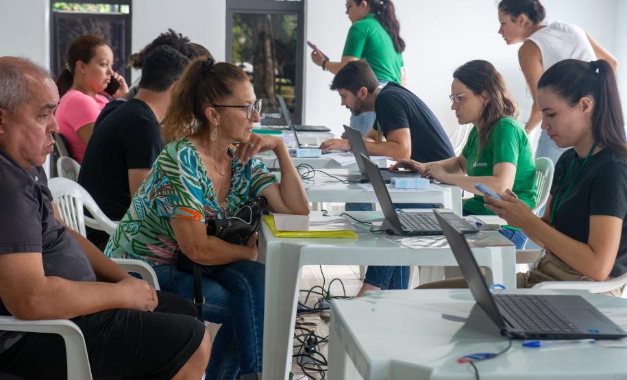 Imagem horizontal colorida em que se vê assistidos da Defensoria Pública no mutirão de conciliação realizado em Santa Felicidade.