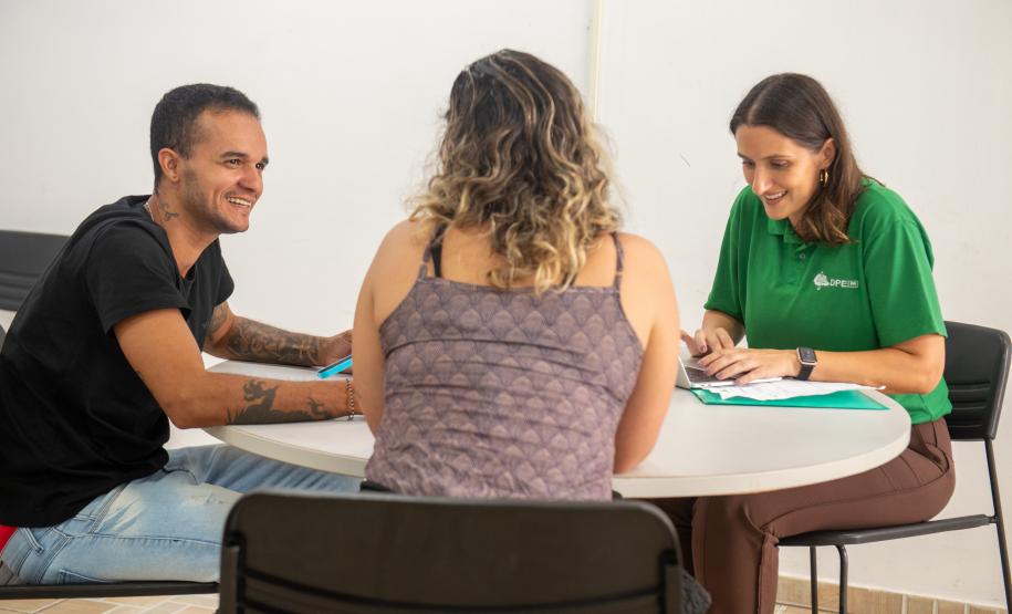 Imagem horizontal colorida em que se vê um casal assistido da Defensoria Pública no mutirão de conciliação realizado em Santa Felicidade.
