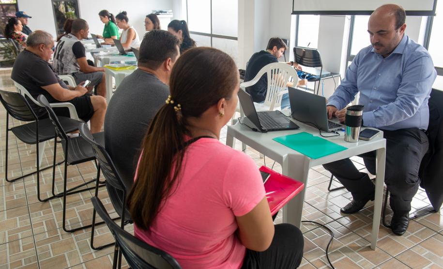 Imagem horizontal colorida em que se vê assistidos da Defensoria Pública no mutirão de conciliação realizado em Santa Felicidade.