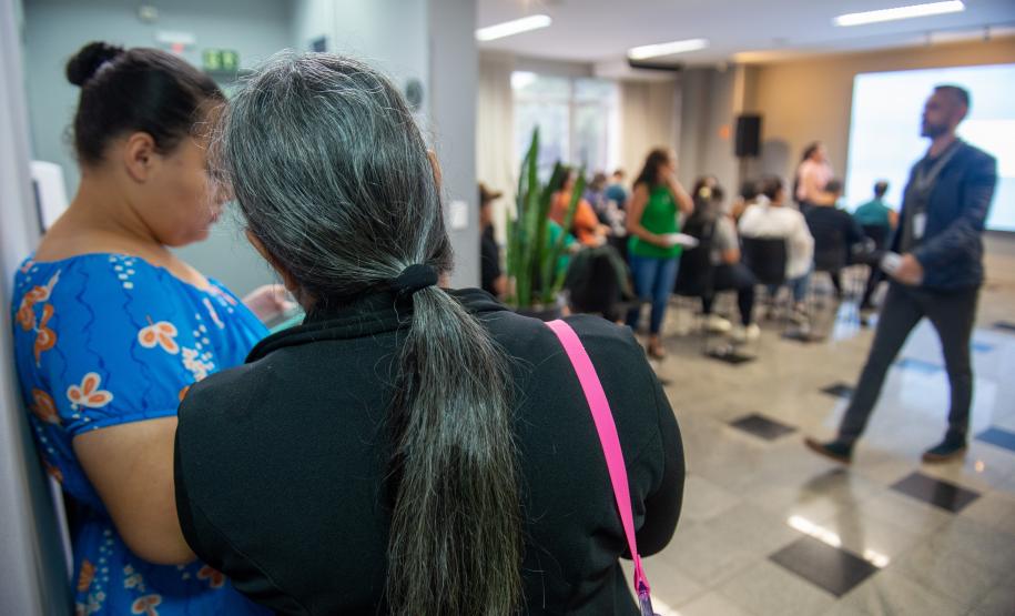 Imagem colorida horizontal em que se vê assistidos aguardando atendimento da DPE-PR em Mutirão realizado na Câmara Municipal de Curitiba.