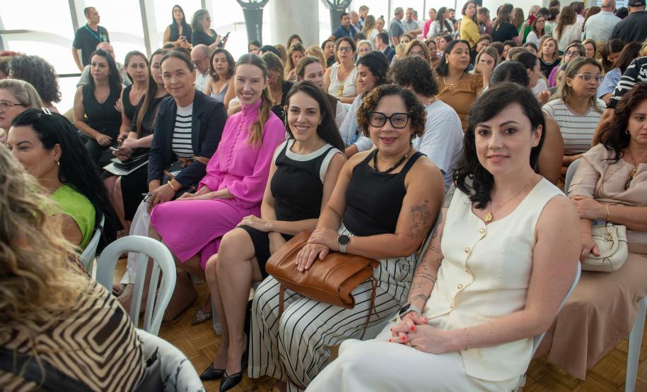 Imagem horizontal colorida em que se vê a equipe da DPE-PR durante o lançamento do Projeto Ampara.