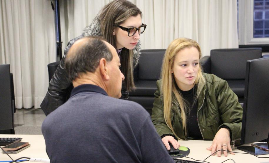 Imagem horizontal colorida mostra Mutirão da DPE-PR realizado na Câmara Municipal.