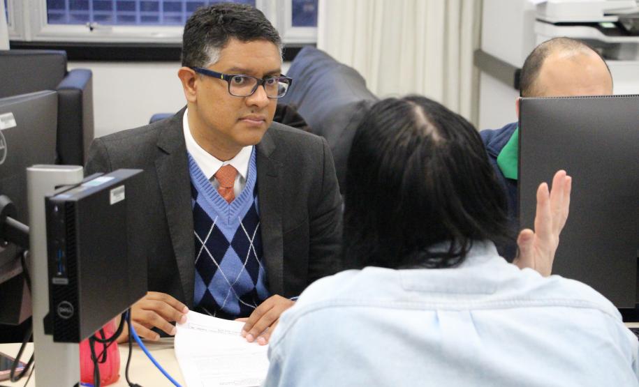 Imagem horizontal colorida mostra atendimento da DPE-PR realizado na Câmara Municipal.