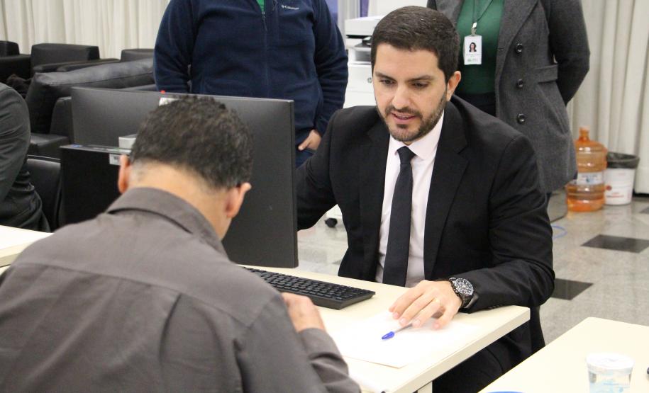Imagem horizontal colorida mostra Mutirão da DPE-PR realizado na Câmara Municipal.