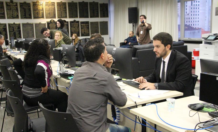 Imagem horizontal colorida mostra Mutirão da DPE-PR realizado na Câmara Municipal.