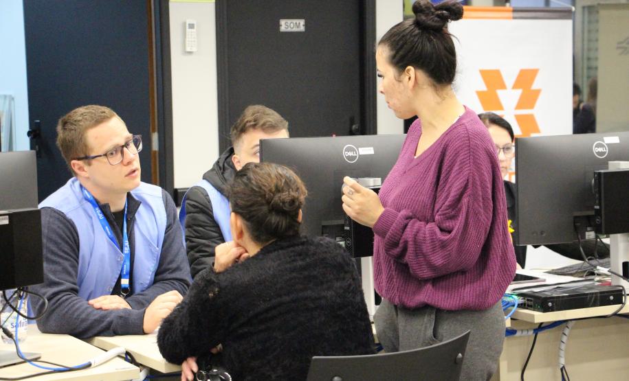 Imagem horizontal colorida mostra Mutirão da DPE-PR realizado na Câmara Municipal.