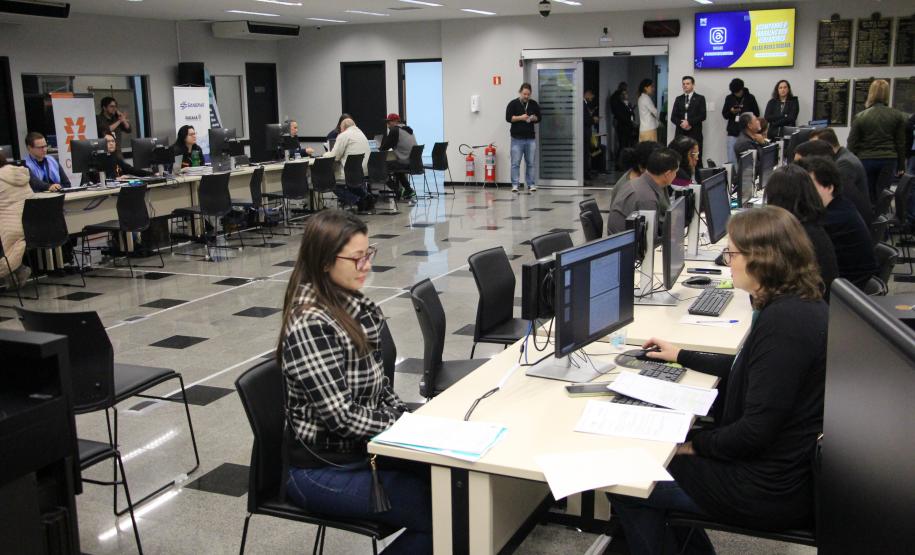 Imagem horizontal colorida mostra Mutirão da DPE-PR realizado na Câmara Municipal.