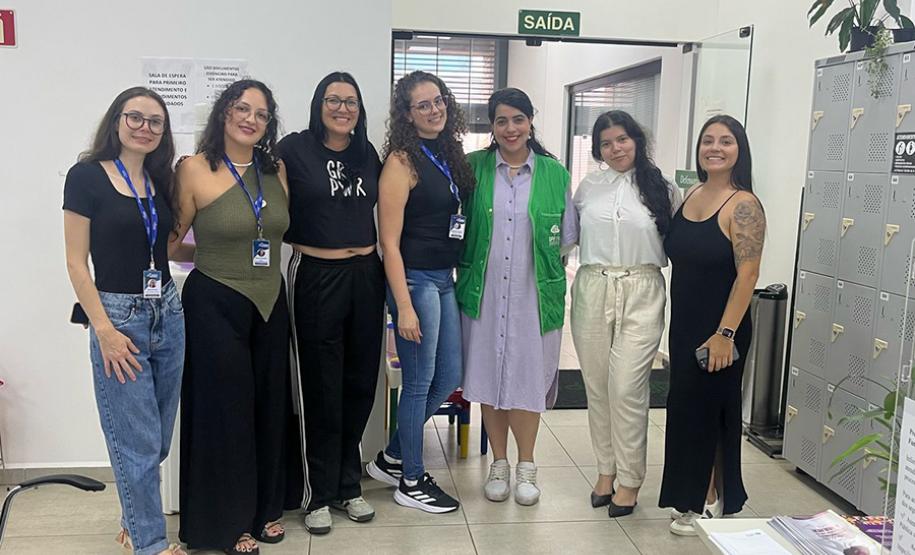 Imagem colorida horizontal mostra equipe da DPE-PR antes de iniciar os atendimentos.