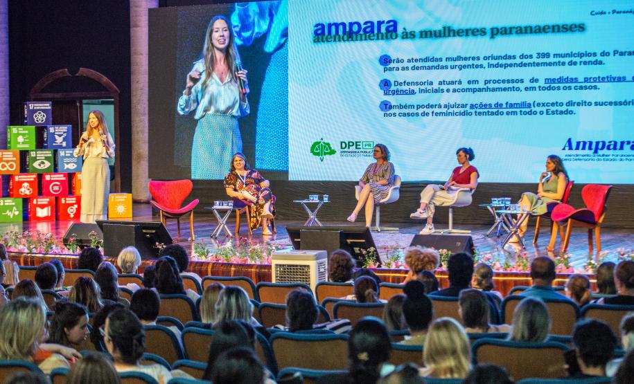 Imagem horizontal colorida em que se vê a equipe da DPE-PR realizando uma oficina de capacitação sobre o Projeto Ampara da DPE-PR.