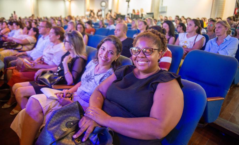 Imagem horizontal colorida em que se vê público presente na oficina de capacitação sobre o Projeto Ampara da DPE-PR.