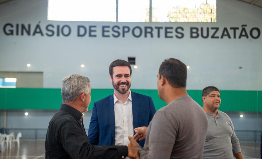 Imagem horizontal colorida mostra o DPG Matheus Munhoz durante o Mutirão de atendimento realizado em Almirante Tamandaré.