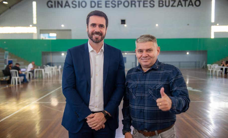 Imagem colorida horizontal em que se vê o DPG Matheus Munhoz e o Prefeito de Almirante Tamandaré Daniel Lovato.